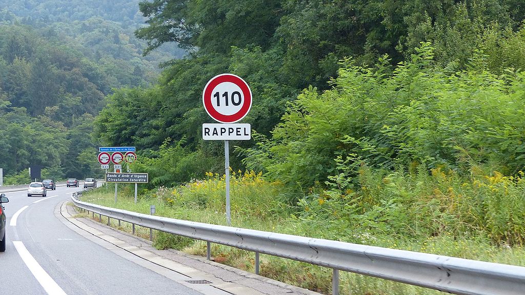 panneau de vitesse à 110 km/h